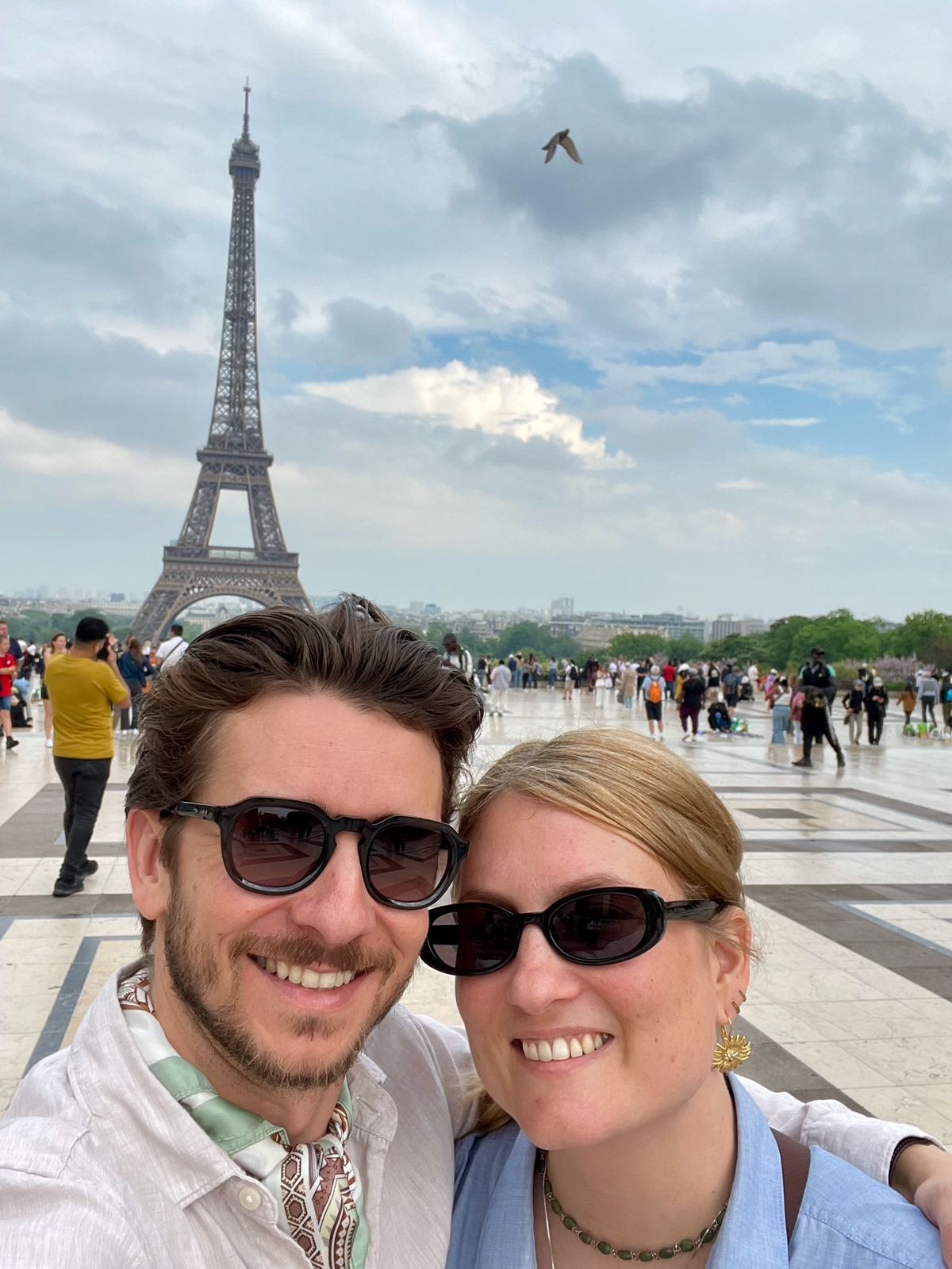 Pauline et Louis avec la Tour Eiffel en arrière-plan
